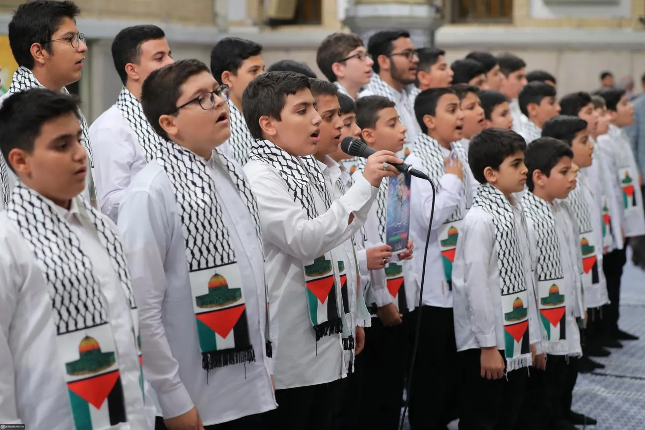 دیدار جمعی از دانشآموزان و دانشجویان با حضرت آیتالله خامنهای رهبر انقلاب اسلامی