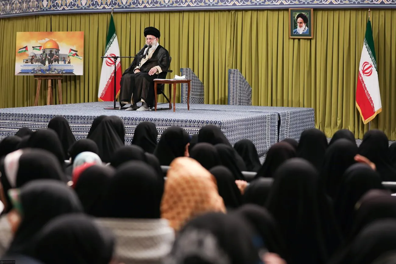 دیدار جمعی از دانشآموزان و دانشجویان با حضرت آیتالله خامنهای رهبر انقلاب اسلامی