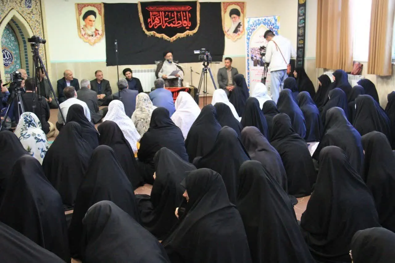 اقامه نماز جماعت دانش آموزی توسط نماینده ولی فقیه استان گلستان