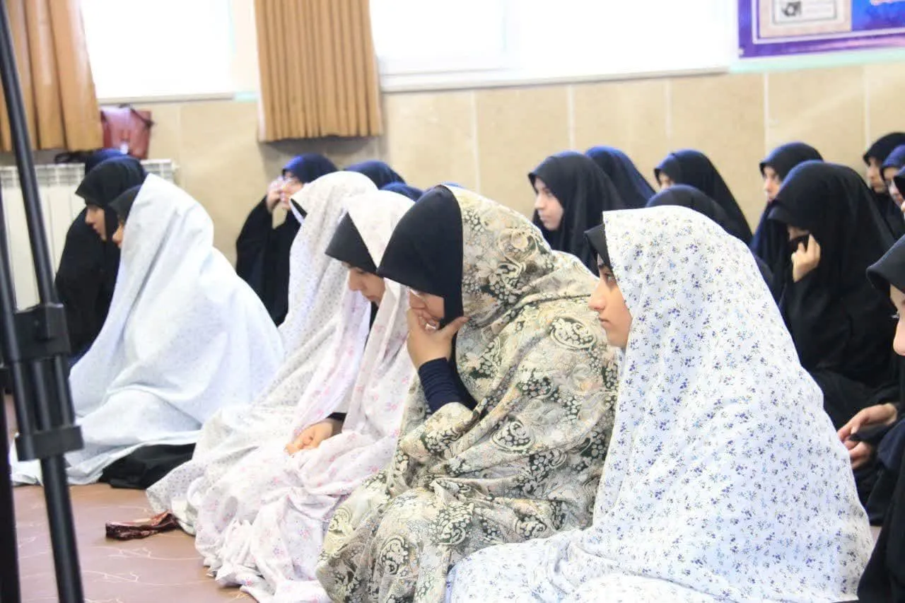 اقامه نماز جماعت دانش آموزی توسط نماینده ولی فقیه استان گلستان