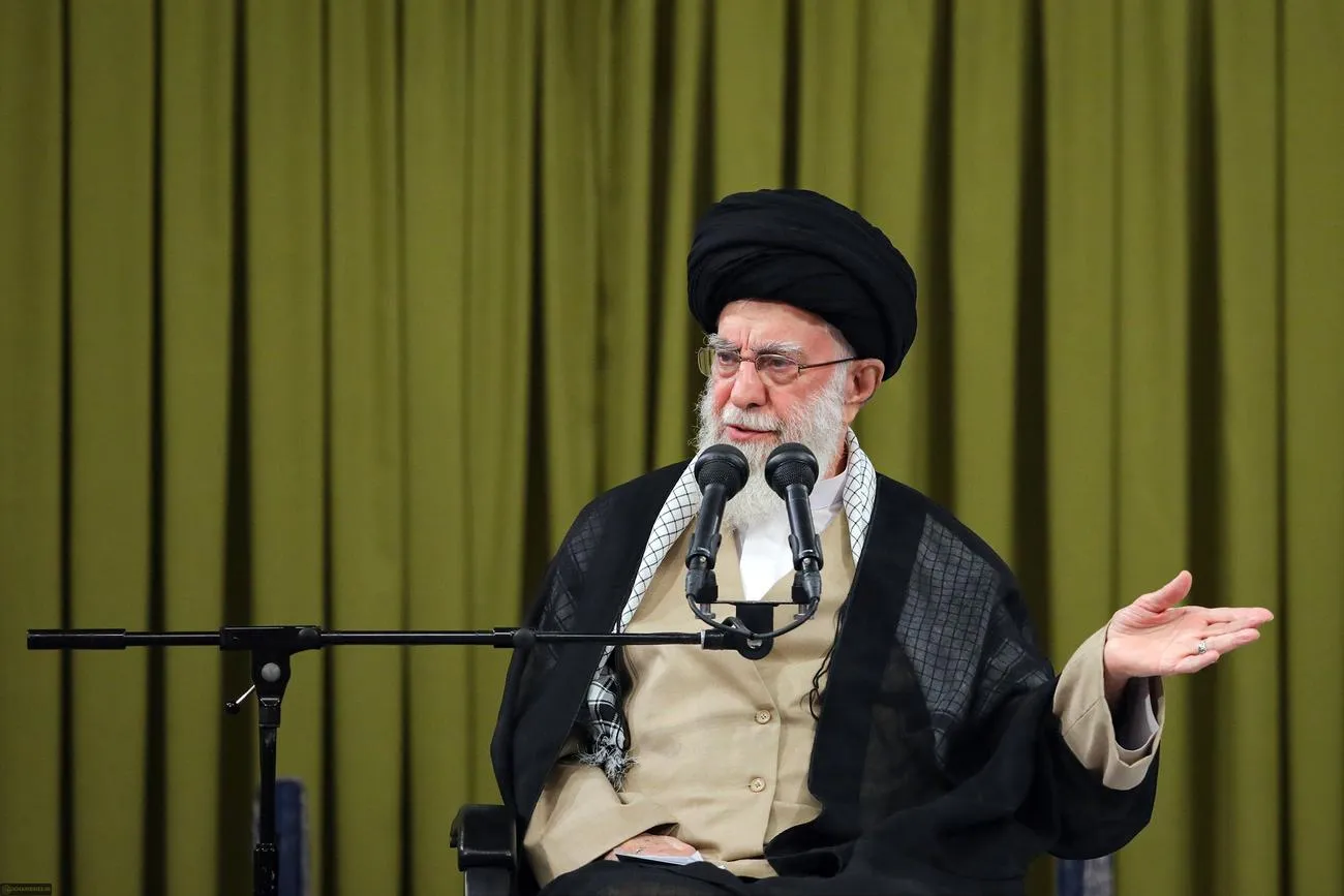 دیدار جمعی از دانشآموزان و دانشجویان با حضرت آیتالله خامنهای رهبر انقلاب اسلامی