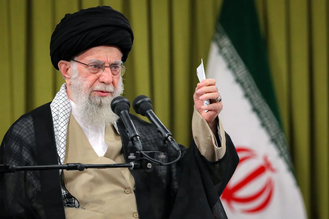 دیدار جمعی از دانشآموزان و دانشجویان با حضرت آیتالله خامنهای رهبر انقلاب اسلامی