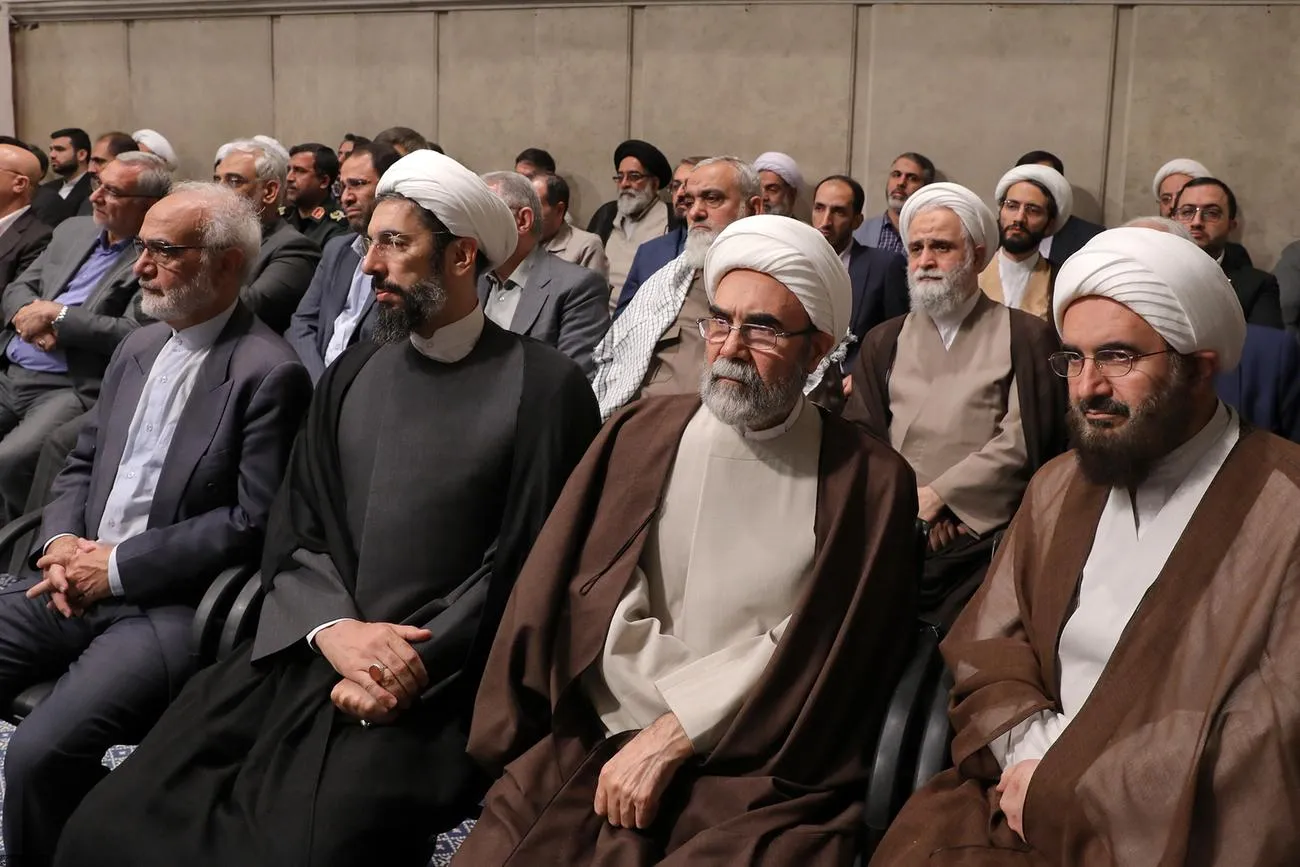 دیدار جمعی از دانشآموزان و دانشجویان با حضرت آیتالله خامنهای رهبر انقلاب اسلامی