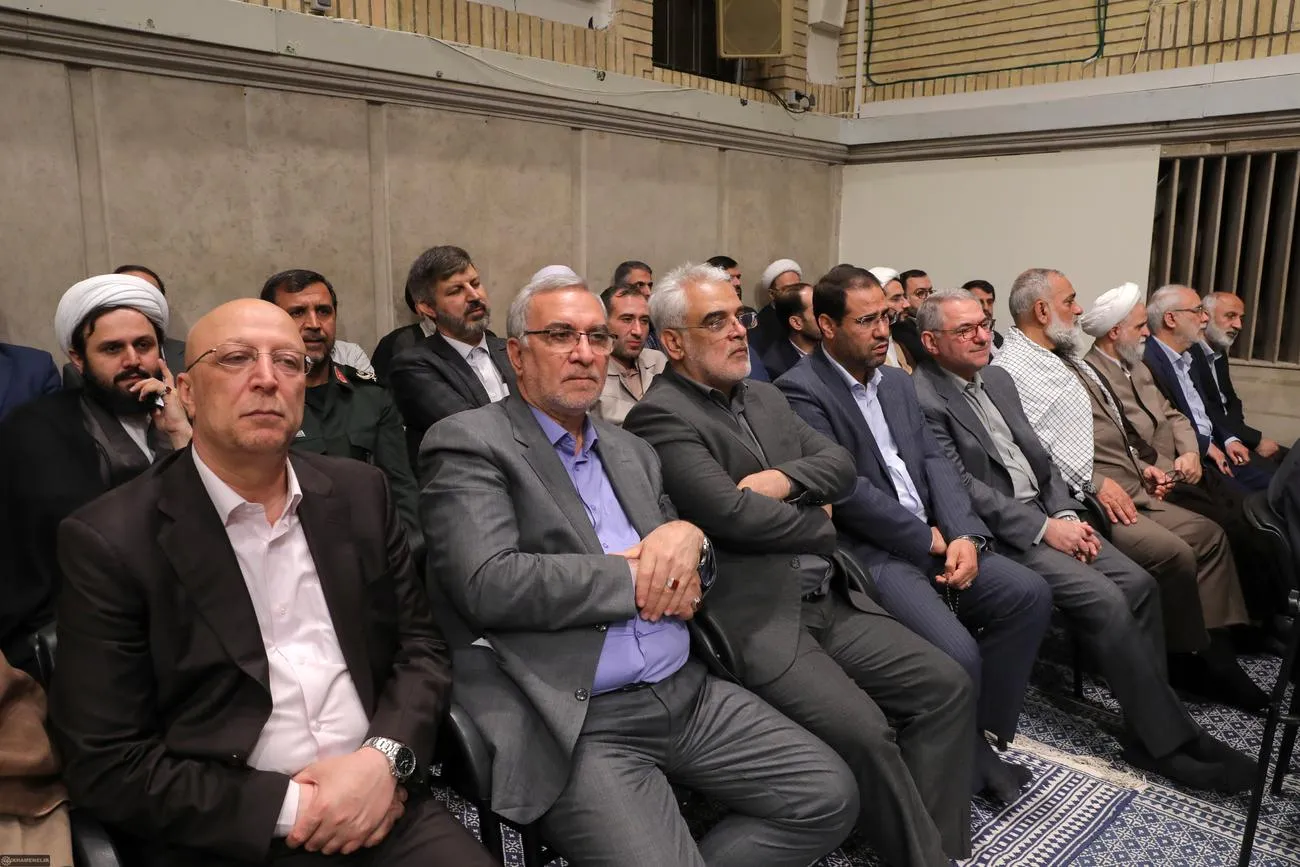 دیدار جمعی از دانشآموزان و دانشجویان با حضرت آیتالله خامنهای رهبر انقلاب اسلامی