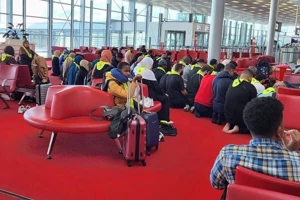 نماز جماعت در فرودگاه پاریس بحثبرانگیز شد