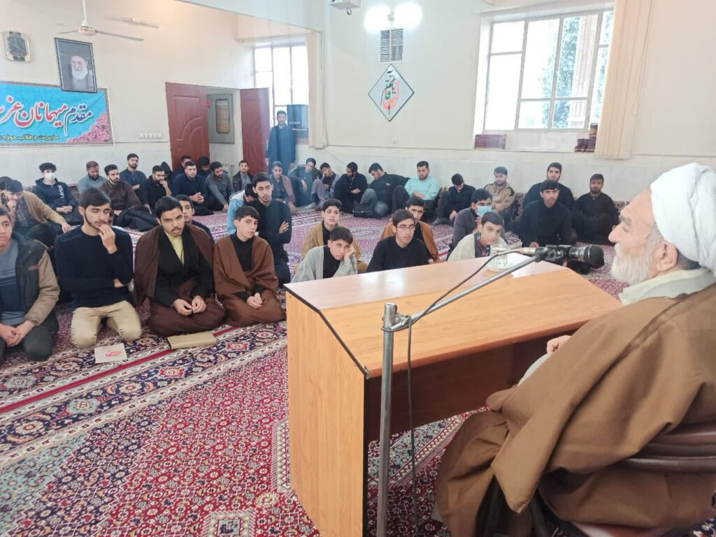 مدیر ستاد اقامه نماز استان در جمع طلاب مدرسه علمیه فضل ابن شاذان نیشابور حضور یافت