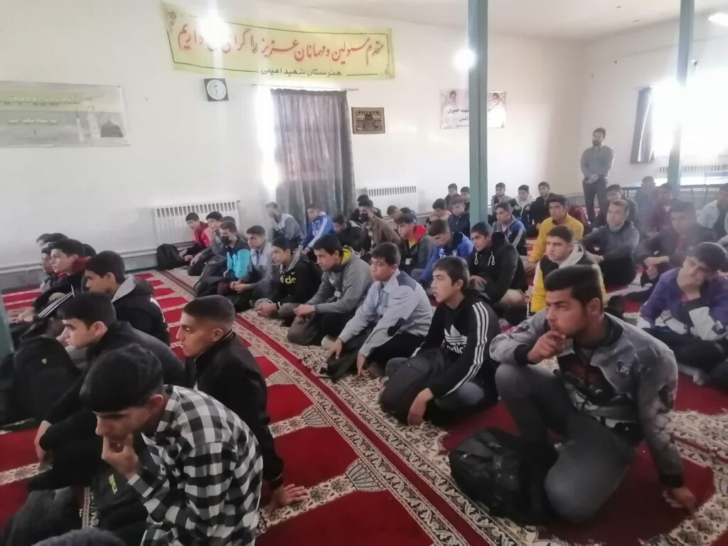 با حضور 650 دانش آموز گفتمان نمازی در منطقه احدآباد مشهد برگزار شد
