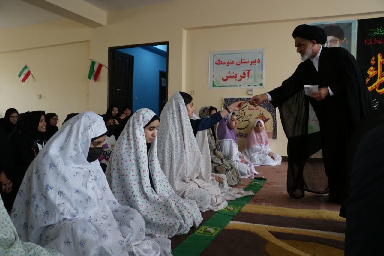 نشست پاسخ به شبهات نماز در دبیرستان آفرینش دهلران برگزار شد