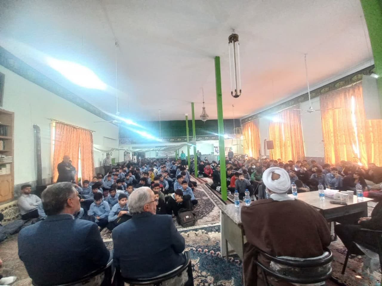 نشست دانش آموزی با موضوع نماز در شهرستان آزادشهر
