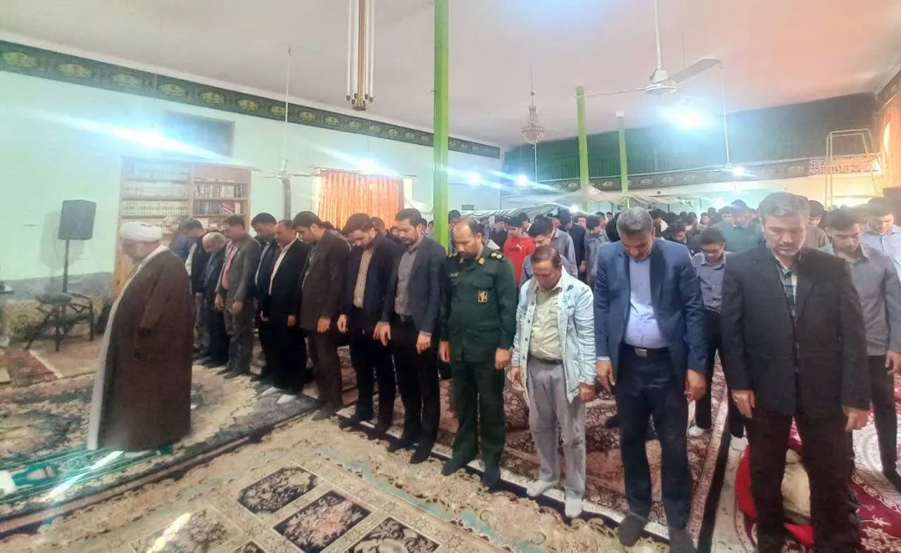 نشست دانش آموزی با موضوع نماز در شهرستان آزادشهر
