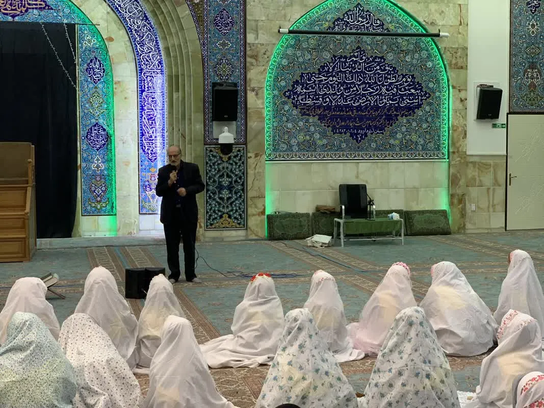 برگزاری نماز جماعت دانش آموزان به امامت نماینده ولی فقیه در استان کردستان