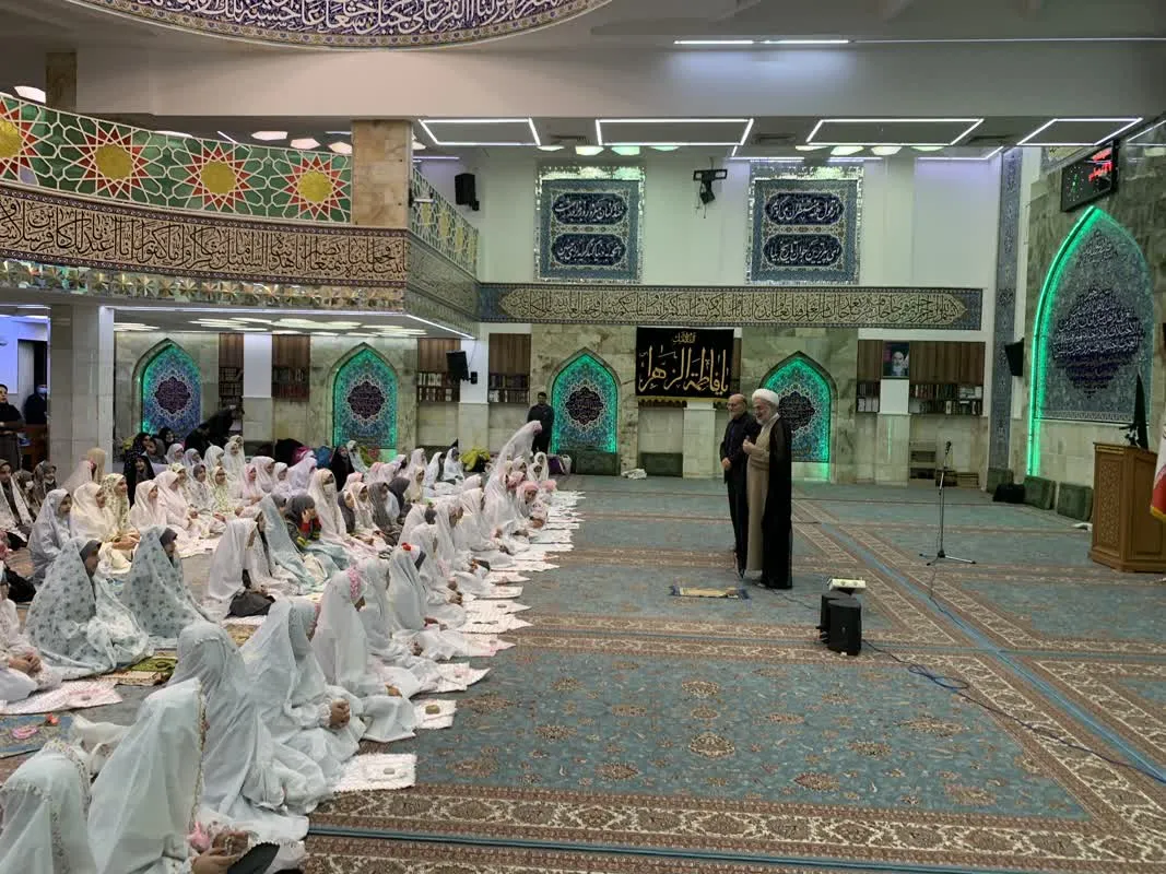 برگزاری نماز جماعت دانش آموزان به امامت نماینده ولی فقیه در استان کردستان