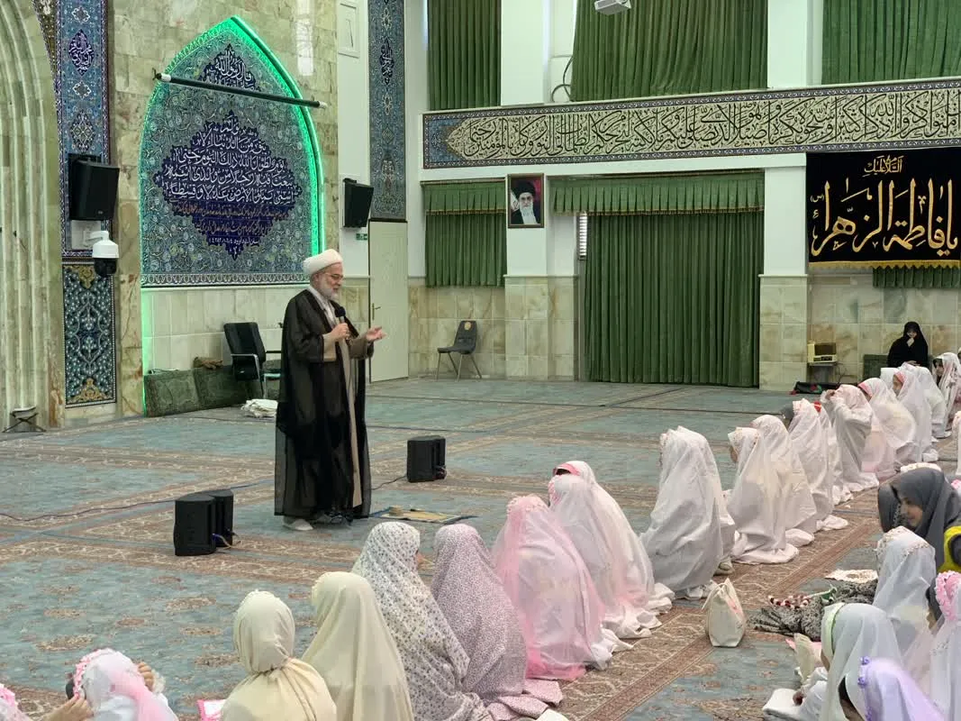 برگزاری نماز جماعت دانش آموزان به امامت نماینده ولی فقیه در استان کردستان