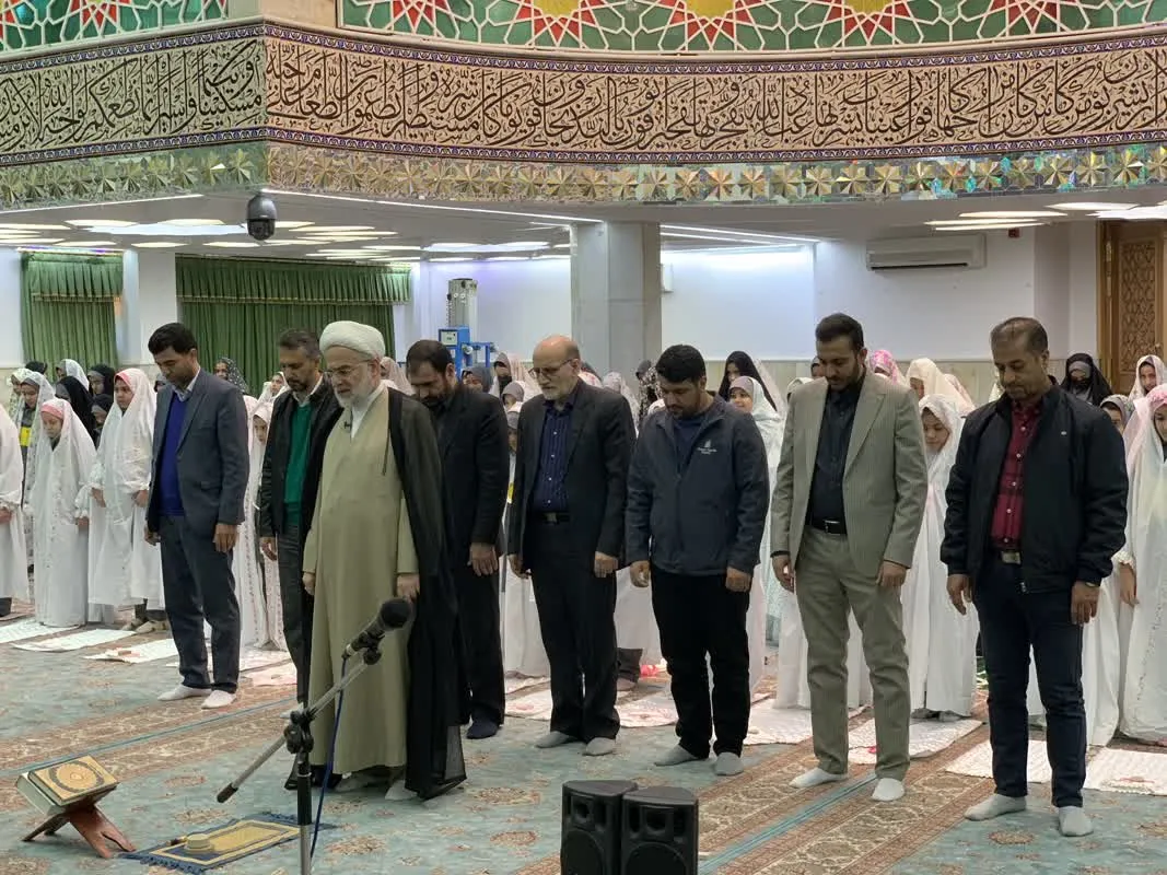 برگزاری نماز جماعت دانش آموزان به امامت نماینده ولی فقیه در استان کردستان