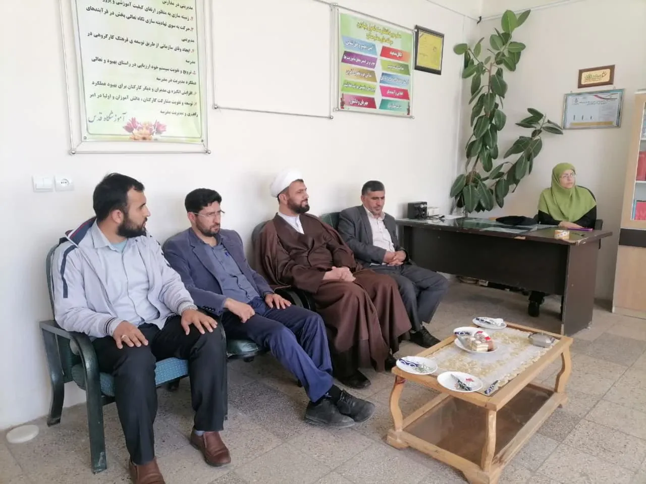 امام جمعه شهرستان بهار در مدرسه شهید وزیری این شهرستان حضور یافت