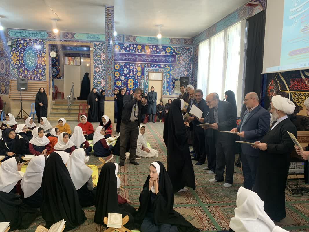 مراسم تجلیل از فعالین قرآن و نماز در سنندج
