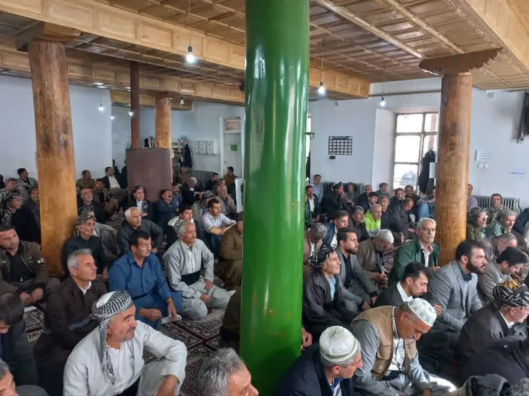 فرماندار سنندج در نماز جمعه روستای اویهنگ شرکت کرد