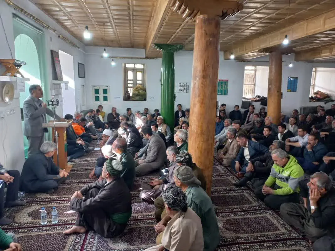 فرماندار سنندج در نماز جمعه روستای اویهنگ شرکت کرد