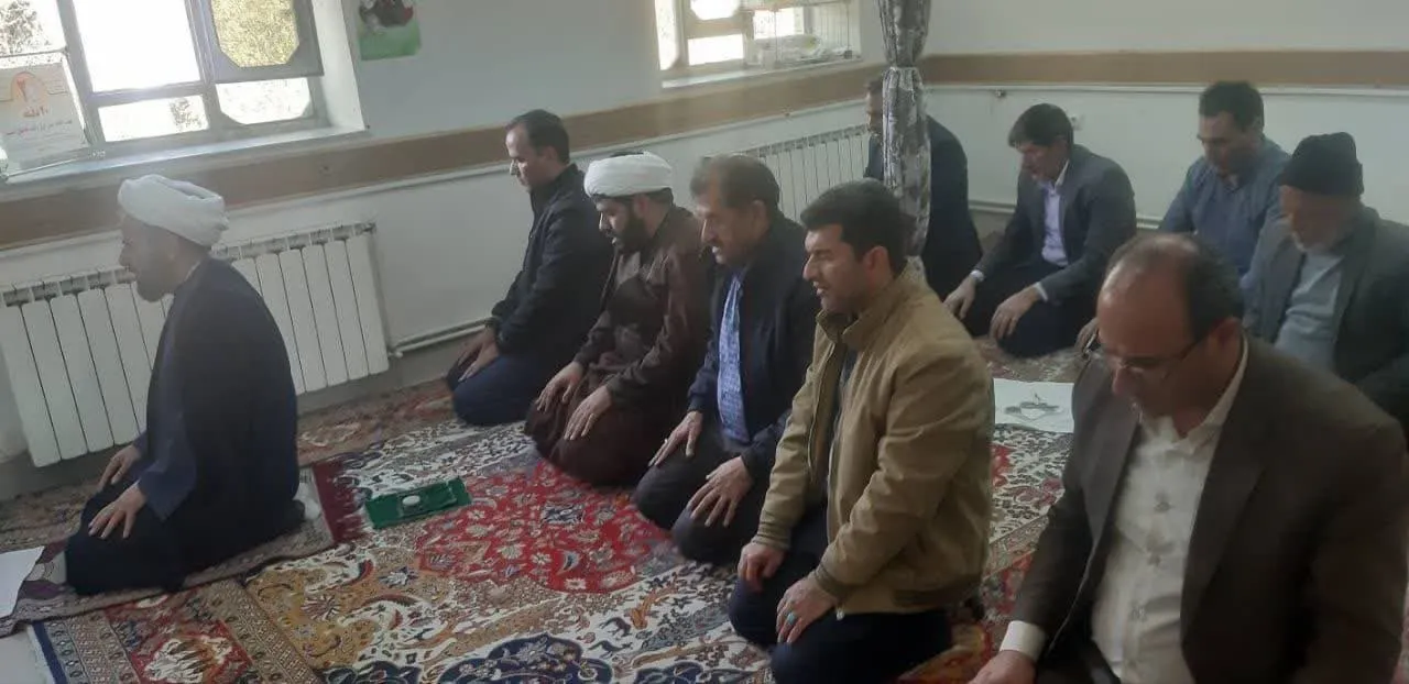 اقامه نماز وحدت بخش ادارات در اداره آبفای شهرستان شهربابک