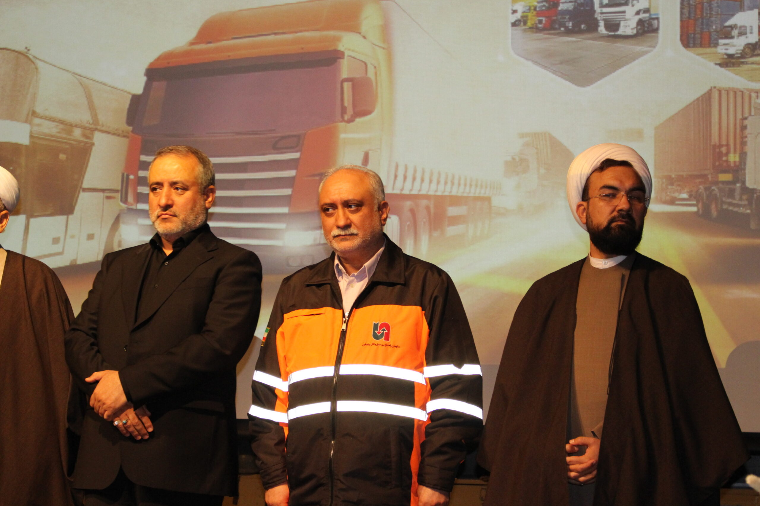 جلسه تجلیل از فعالان نماز عرصه حمل و نقل و تعاونی داران و رانندگان برگزار شد