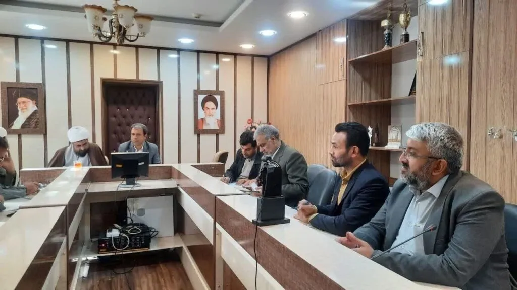 به گزارش روابط عمومی ستاد اقامه نماز خراسان رضوی، جلسه شورای اقامه نماز شهرستان سرخس با حضور امام جمعه، فرماندار، دبیر اقامه نماز شهرستان و دیگر اعضای شورا سه شنبه چهاردهم برگزار گردید در این جلسه وضعیت نمازخانه ها ، مساجد و برگزاری نماز جماعت در ادارات شهرستان مورد بررسی قرار گرفت. در ادامه جلسه معاونت پرورشی آموزش و پرورش شهرستان گزارشی از وضعیت برگزاری نماز جماعت مدارس ارائه کرد. در این جلسه مصوب گردید با حضور امام جمعه، فرماندار و دبیرشورای اقامه نماز شهرستان در هفته دو روز در نماز جماعت ادارات شرکت کنند. همچنین صدای اذان ظهر و عصر در فضای تمامی ادارات و بانک های شهرستان سرخس پخش گردد