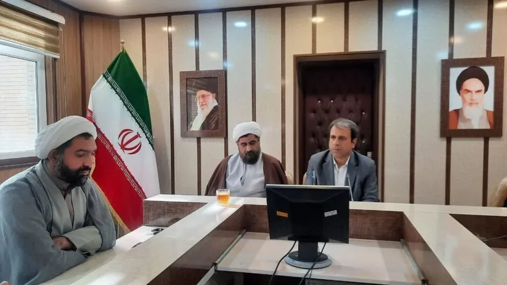 به گزارش روابط عمومی ستاد اقامه نماز خراسان رضوی، جلسه شورای اقامه نماز شهرستان سرخس با حضور امام جمعه، فرماندار، دبیر اقامه نماز شهرستان و دیگر اعضای شورا سه شنبه چهاردهم برگزار گردید در این جلسه وضعیت نمازخانه ها ، مساجد و برگزاری نماز جماعت در ادارات شهرستان مورد بررسی قرار گرفت. در ادامه جلسه معاونت پرورشی آموزش و پرورش شهرستان گزارشی از وضعیت برگزاری نماز جماعت مدارس ارائه کرد. در این جلسه مصوب گردید با حضور امام جمعه، فرماندار و دبیرشورای اقامه نماز شهرستان در هفته دو روز در نماز جماعت ادارات شرکت کنند. همچنین صدای اذان ظهر و عصر در فضای تمامی ادارات و بانک های شهرستان سرخس پخش گردد