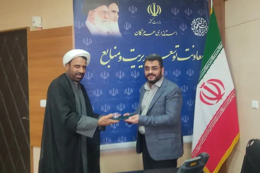 از معاونین سیاسی و توسعه مدیریت استانداری هرمزگان در امر نماز تقدیر شد