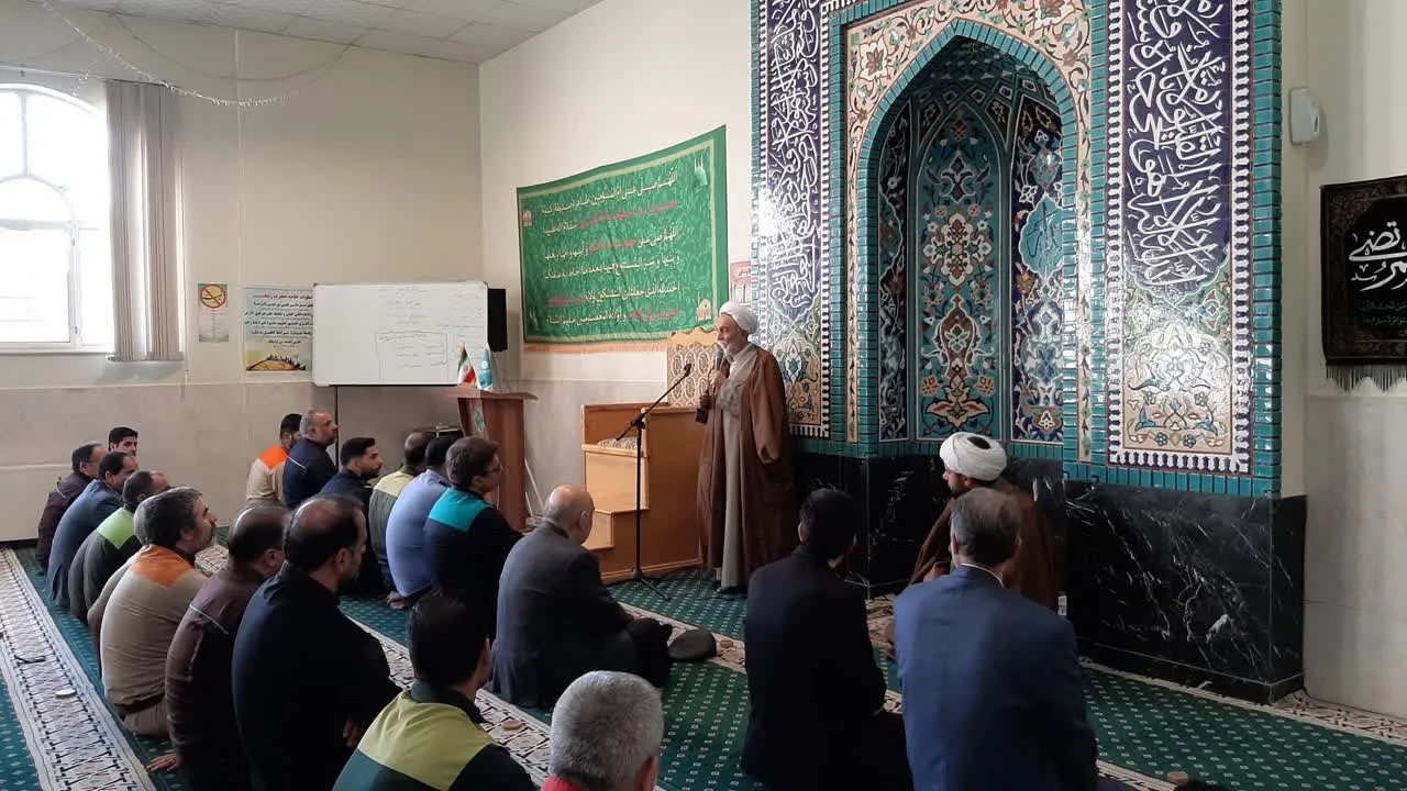 برنامه هفته یکروز در کنار کارگران با بازدید از کارخانه کاشی فیروزه برگزار شد
