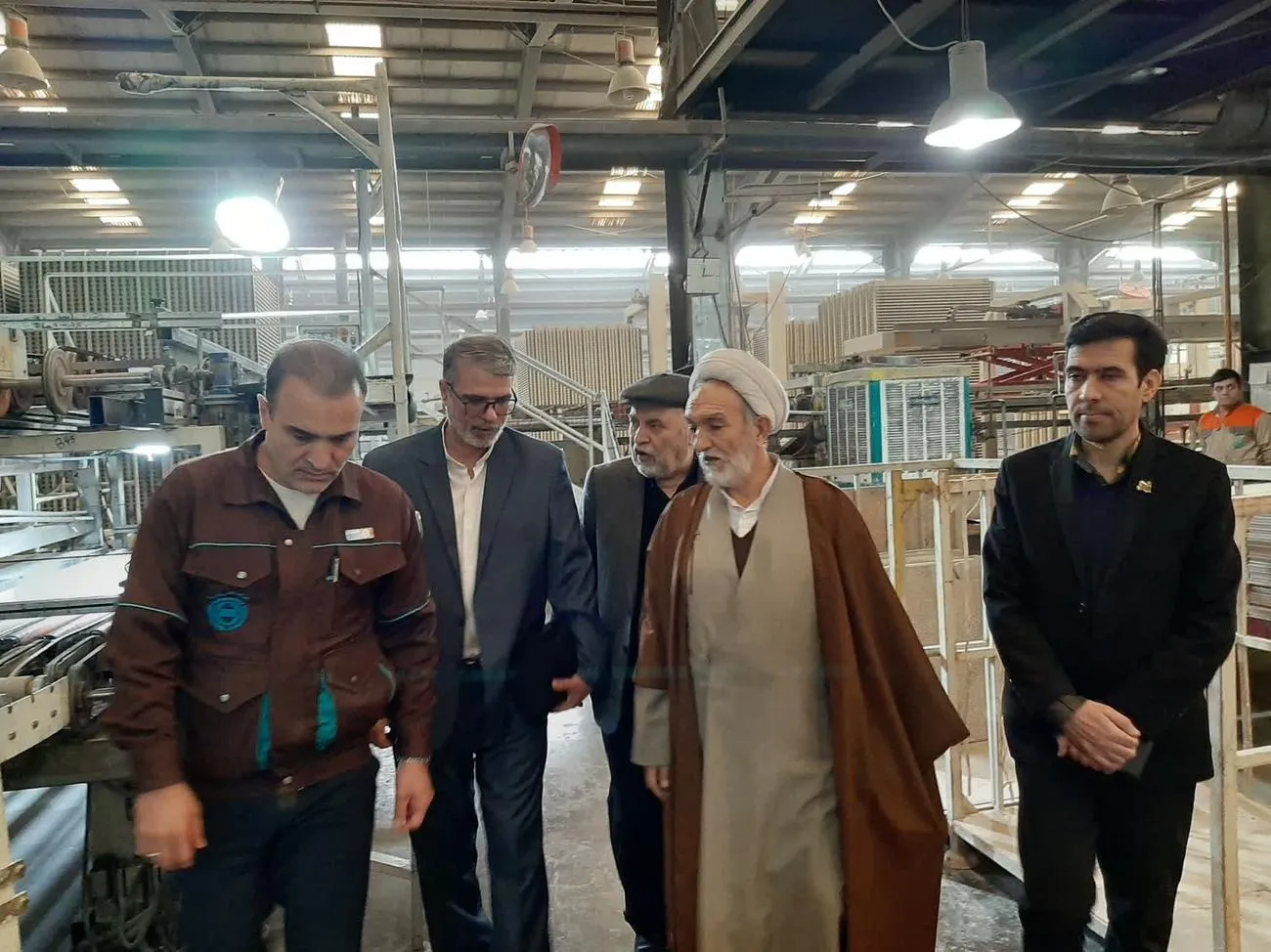برنامه هفته یکروز در کنار کارگران با بازدید از کارخانه کاشی فیروزه برگزار شد
