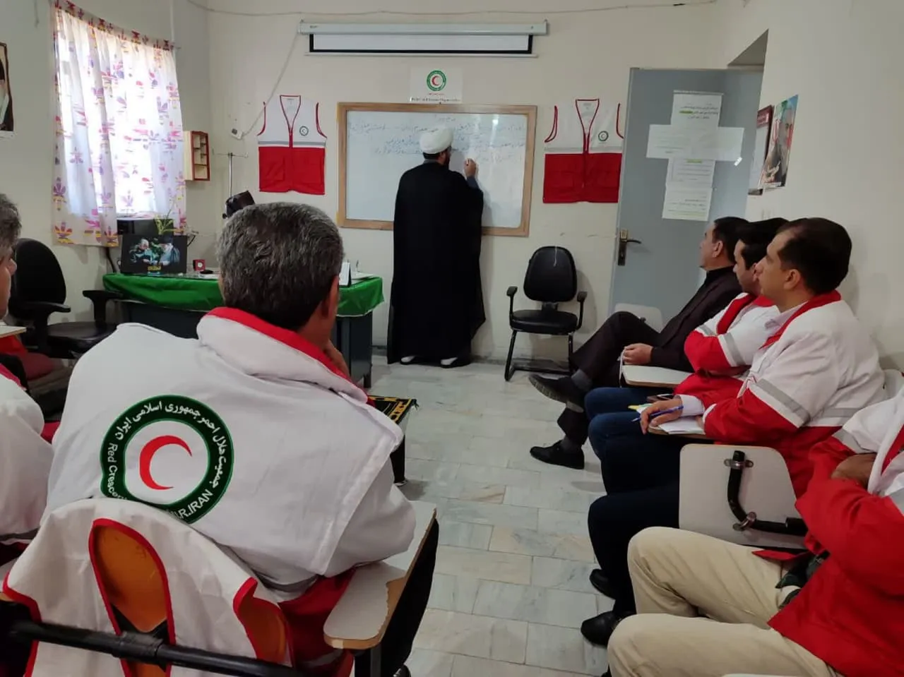 The training course was held while serving the position of prayer in the Qur'an and hadith of the employees of the Red Crescent Society of Gilangharb