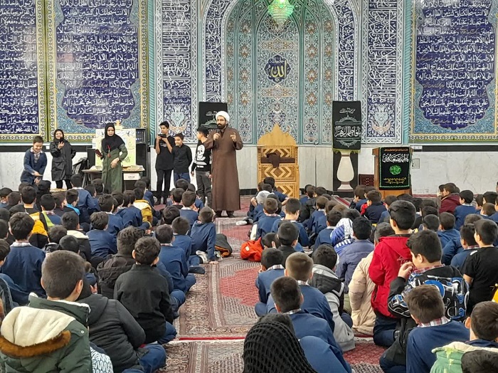 دعوت دانش آموزان به نماز در کانون فرهنگی هنری طاها با اجرای طرح «پیوند مسجد و مدرسه»