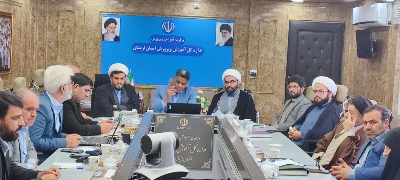 برگزاری نشستی برای بررسی وضعیت اقامه نماز مدارس علوم و معارف اسلامی استان
