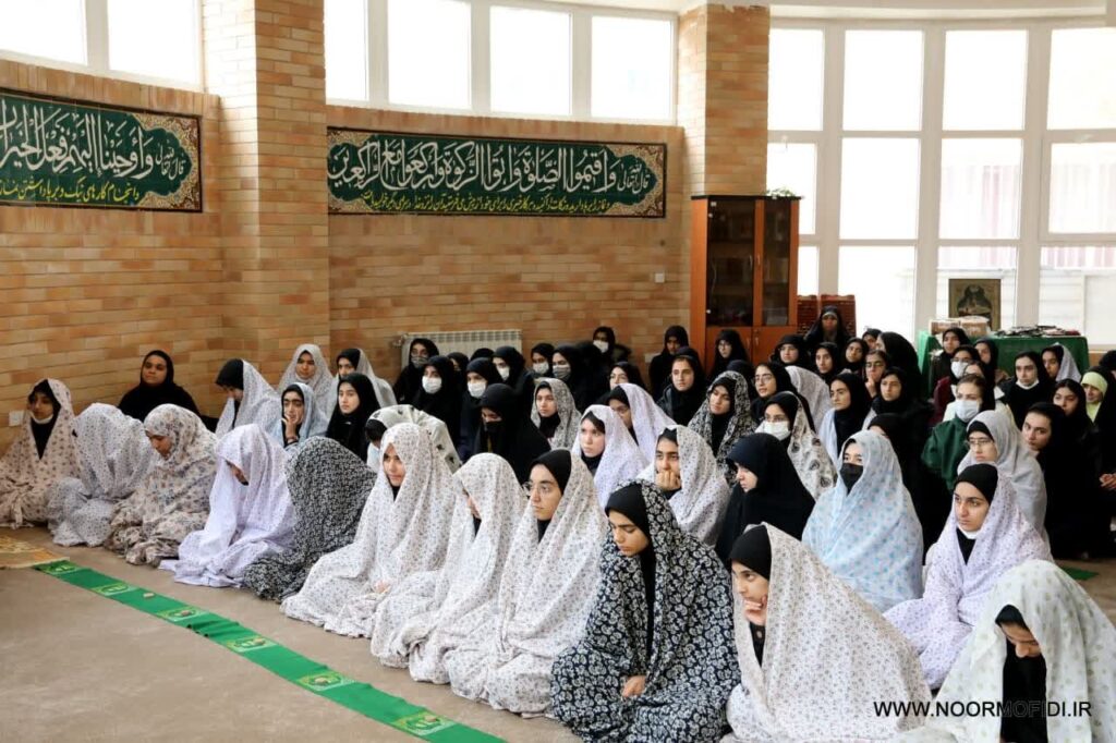 اقامه نماز جماعت ظهر و عصر و گفتگوی صمیمی در دبیرستان دخترانه شهید قندهاری شهرستان گرگان