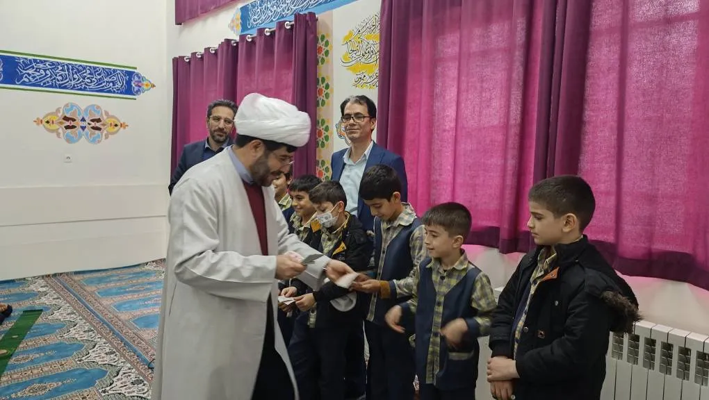 حضور مدیر کل پست استان لرستان به همراه امام جماعت در دبستان شهید سلیمانی خرم آباد