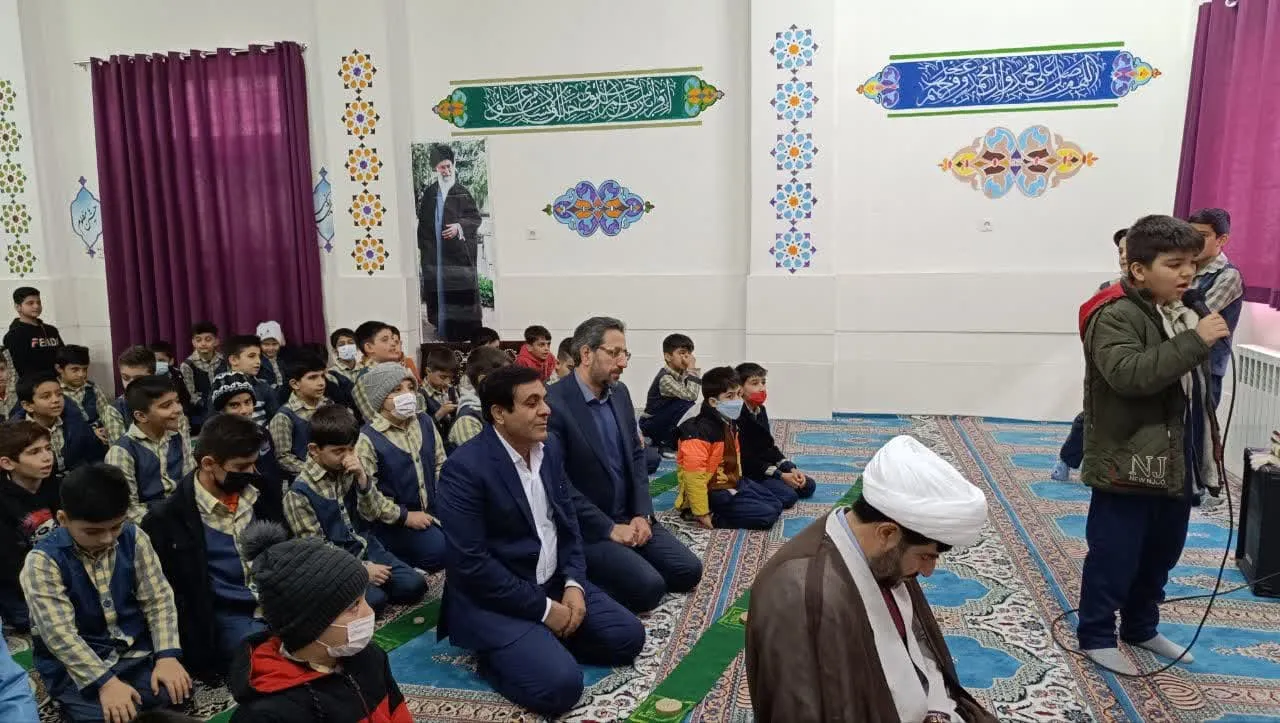 حضور مدیر کل پست استان لرستان به همراه امام جماعت در دبستان شهید سلیمانی خرم آباد