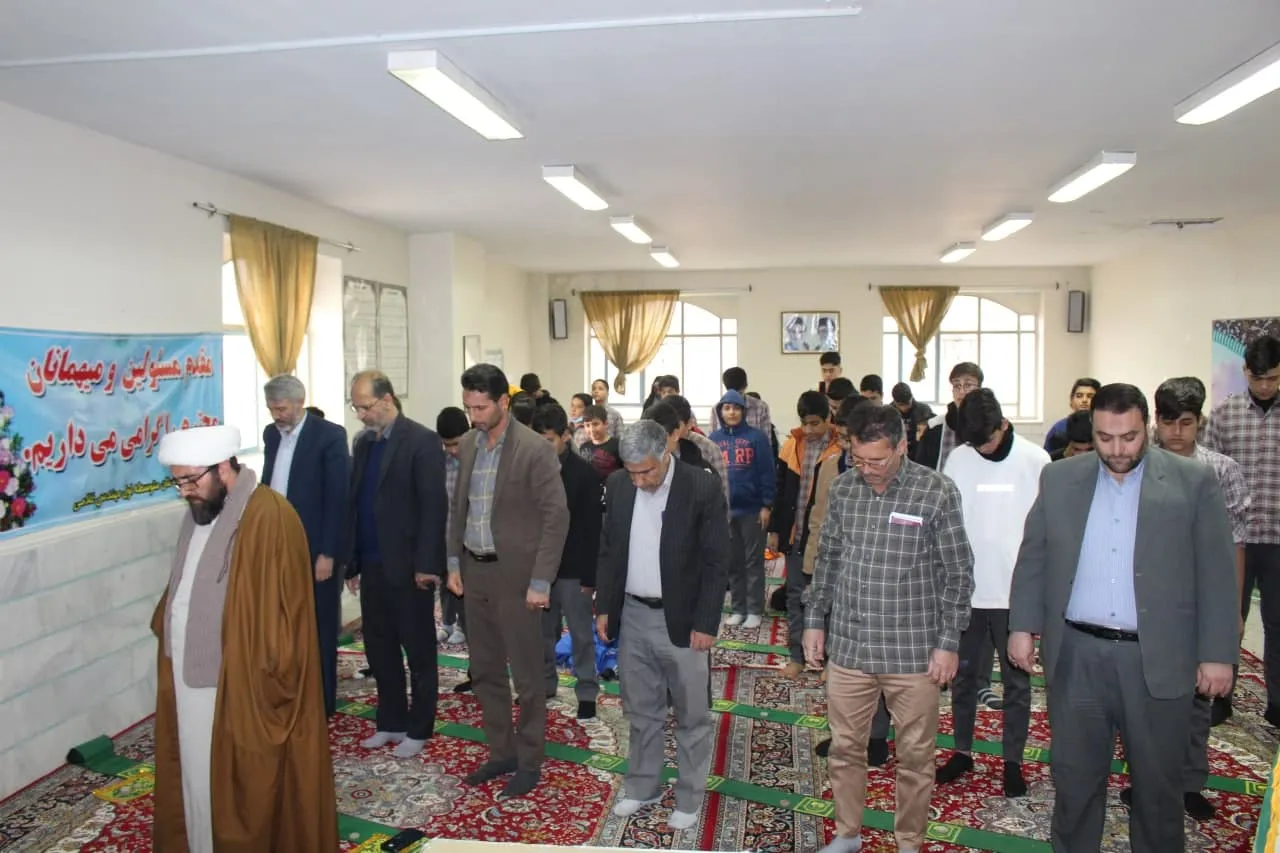 برگزاری نماز جماعت در مدارس بسیار امری مهم و ضروری است