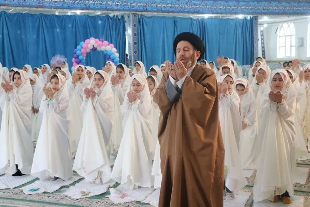 برگزاری آیین جشن عبادت دانش آموزان دختر مدارس غیر دولتی شهرستان خرم آباد