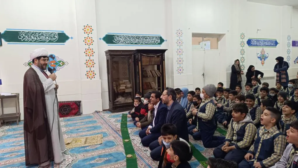 حضور مدیر کل پست استان لرستان به همراه امام جماعت در دبستان شهید سلیمانی خرم آباد
