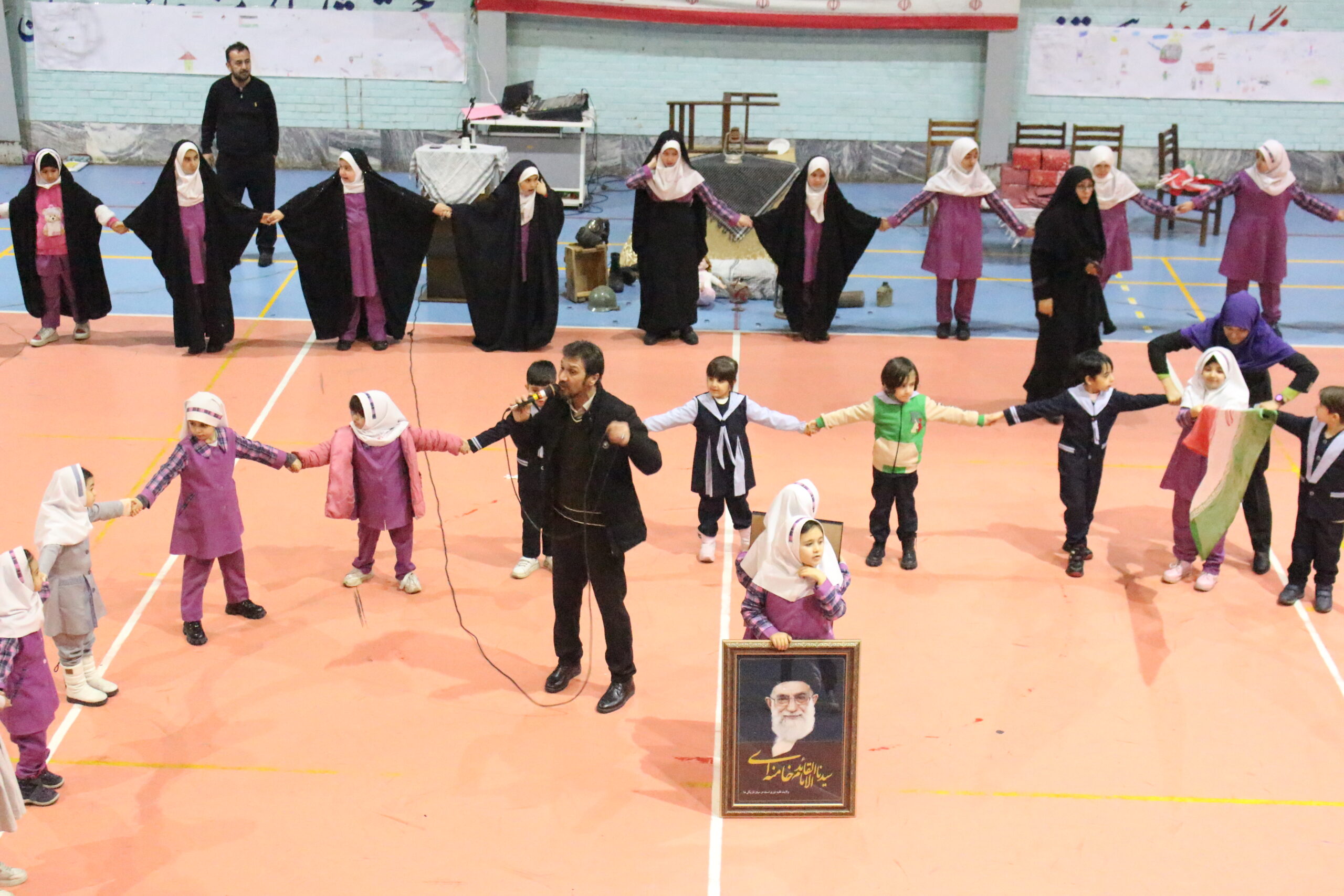 مسابقه نقاشی قدس اولین قبله مسلمین و حمایت از کودکان قهرمان غزه با حضور بیش از ۳۰۰ کودک و دانش‌آموز دوره ابتدایی برگزار شد