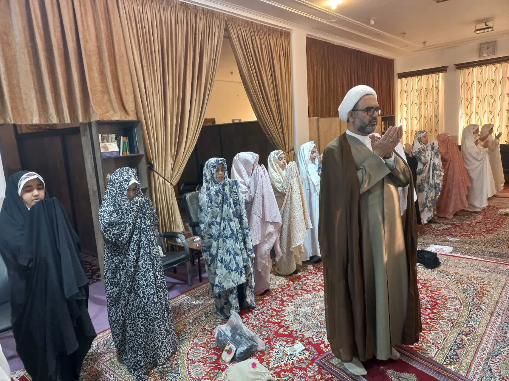 حضور امام جمعه شهرستان مهریز در دبستان دخترانه کریم اهل بیت(ع)
