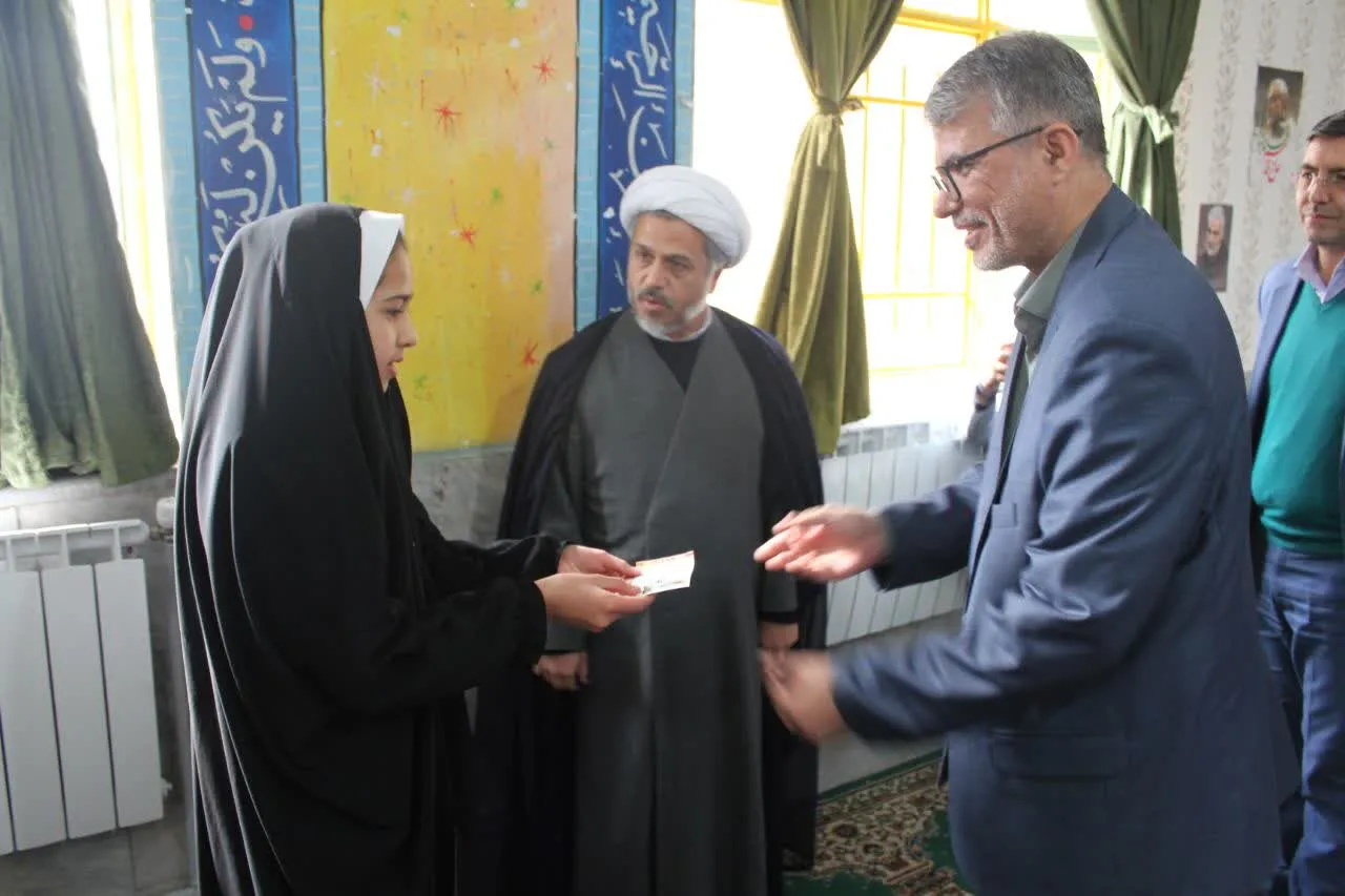 معاون مدیرکل راه و شهرسازی از نمازخانه و نمازجماعت دبستان دخترانه حاج حسین عرب منطقه محروم مشهد بازدید کرد