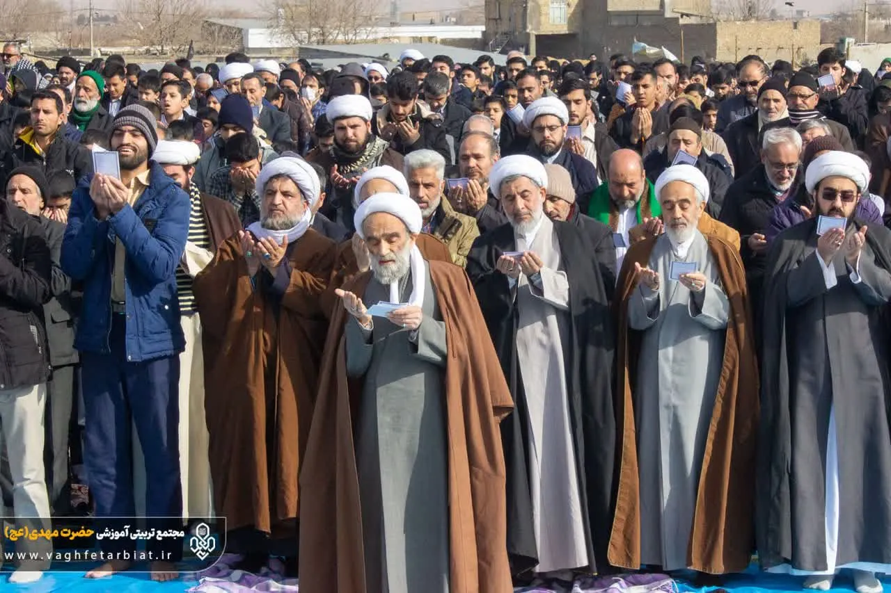 "نماز باران" به امامت آیت الله حاج شیخ مهدی مروارید در حاشیه شهر مشهد اقامه شد