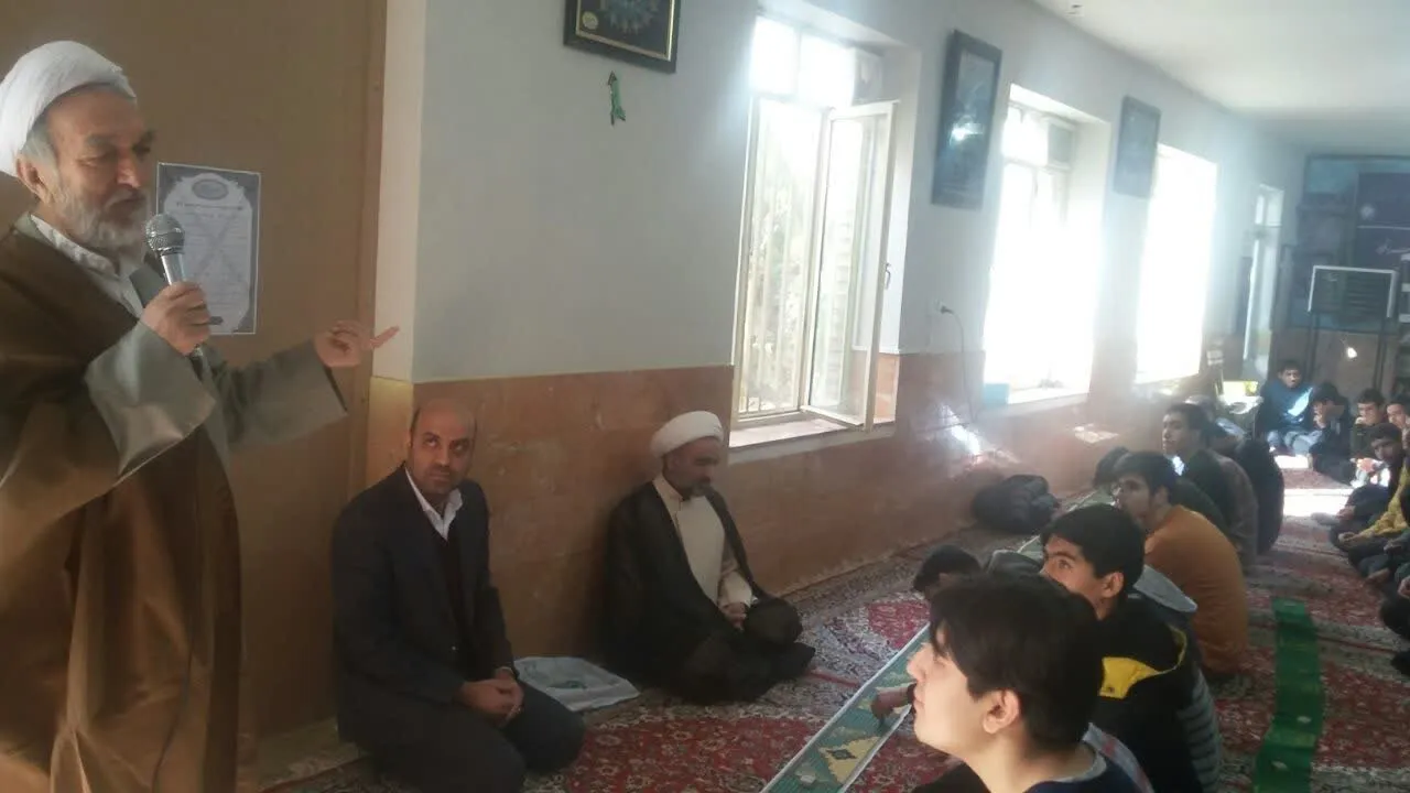 مدیر ستاد اقامه نماز استان در نمازجماعت دبیرستان هاشمی نژاد مشهد شرکت کرد