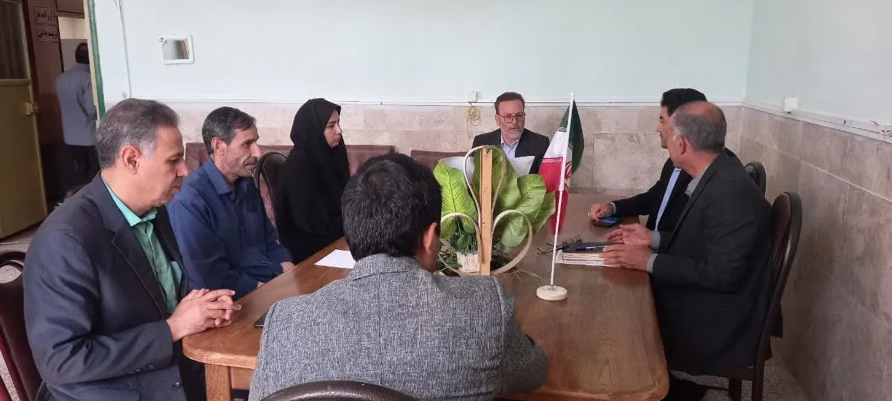 وی اظهار داشت برای مدارسمان امام جماعت روحانی و طلاب خواهر مشخص کردیم در جاهایی هم که کمبود است از وجود همکارانی که در آموزشگاه محبوبیت خاصی دارند استفاده می کنیم ، مضافا اینکه با حضور امام جمعه محترم ، فرماندار محترم ، مدیر آموزش و پرورش ، دبیر ستاد اقامه نماز شهرستان ، کارشناس قرآن و عترت بصورت دوره ای در مدارس نماز جماعت با حضور دانش آموزان و همکاران فرهنگی ونیز نماز جماعت در محل اداره با حضور کاکنان در وقت شرعی اقامه می شود.52