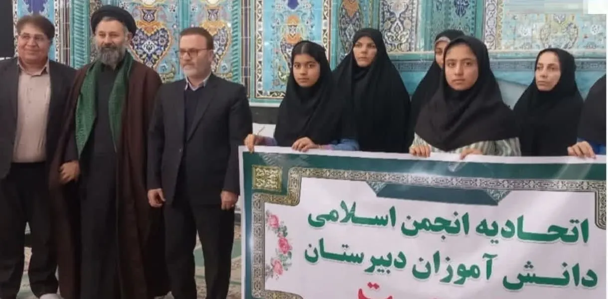 وی ضمن اشاره به حضور داوطلبانه دانش آموزان و فرهنگیان در نماز سیاسی عبادی جمعه را اظهار نمود مسابقات فرهنگی هنری با موضوع نماز و اهداء جوائز به نفرات برتر ، تجلیل از فعالان و خادمین دانش آموزی و فرهنگیان در امر نماز و اذان در مراسم نماز جمعه بدست مسئولین را نیز بعنوان یکی دیگر از فعالیتها نام برد.81