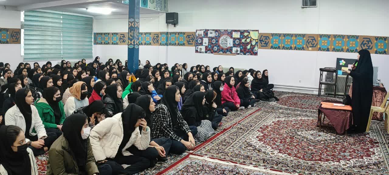 برگزاری نشست نماز شناسی در هنرستان فنی و حرفه ای دخترانه کوثر منطقه 15