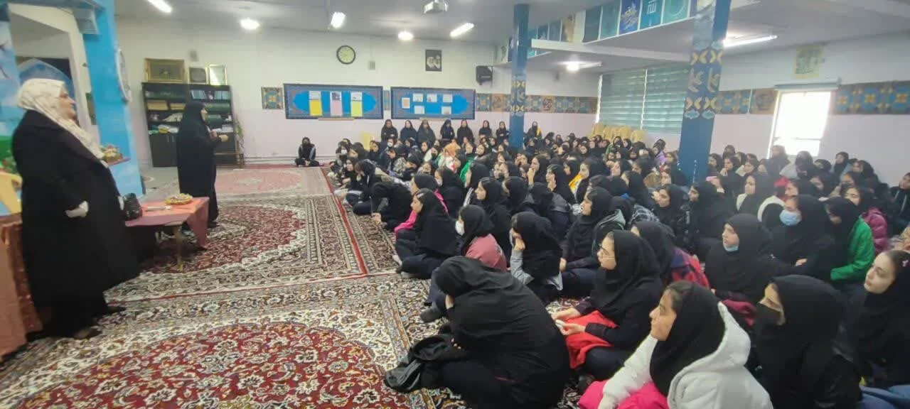 برگزاری نشست نماز شناسی در هنرستان فنی و حرفه ای دخترانه کوثر منطقه 15