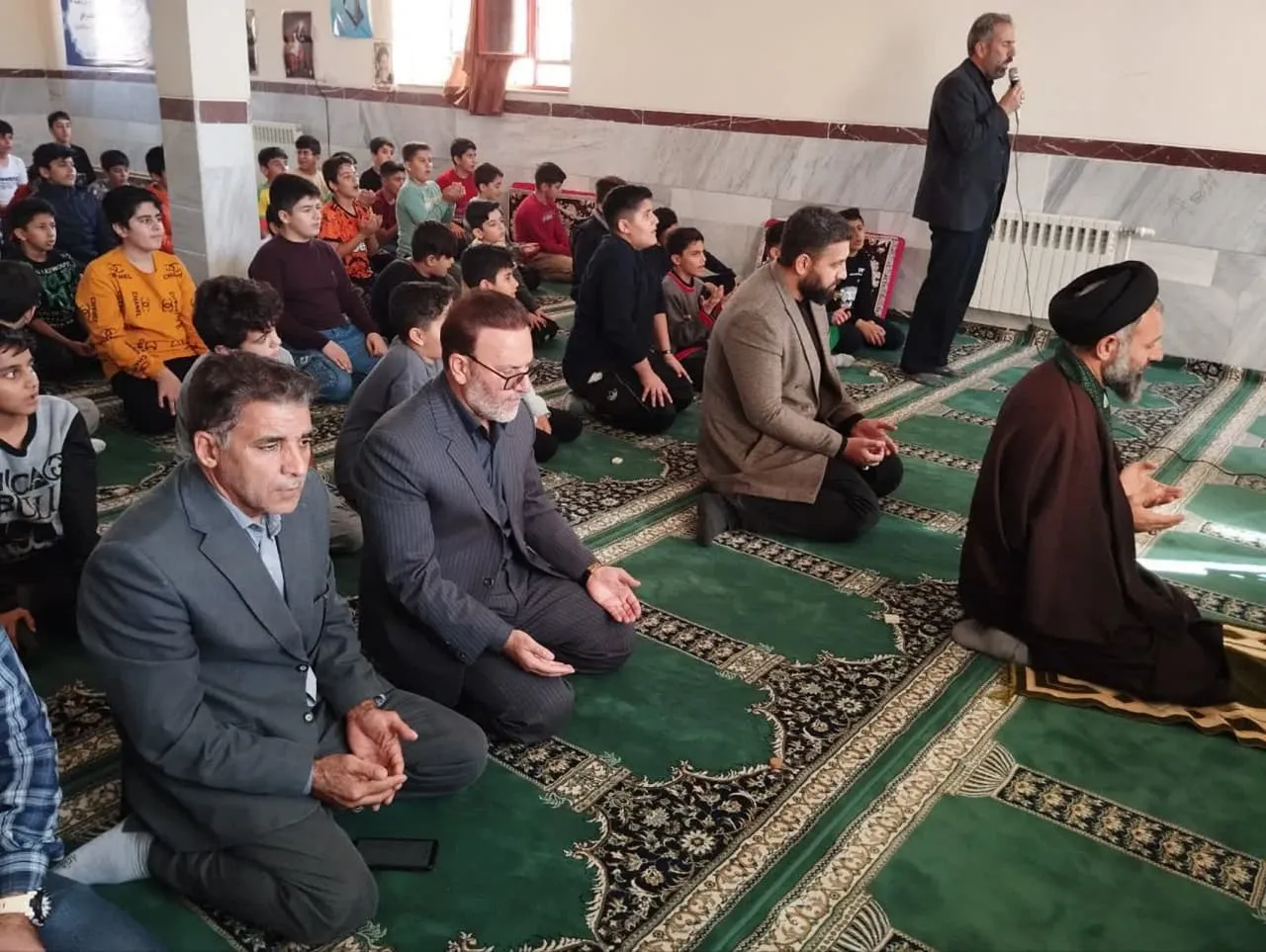 وی اظهار داشت برای مدارسمان امام جماعت روحانی و طلاب خواهر مشخص کردیم در جاهایی هم که کمبود است از وجود همکارانی که در آموزشگاه محبوبیت خاصی دارند استفاده می کنیم ، مضافا اینکه با حضور امام جمعه محترم ، فرماندار محترم ، مدیر آموزش و پرورش ، دبیر ستاد اقامه نماز شهرستان ، کارشناس قرآن و عترت بصورت دوره ای در مدارس نماز جماعت با حضور دانش آموزان و همکاران فرهنگی ونیز نماز جماعت در محل اداره با حضور کاکنان در وقت شرعی اقامه می شود.777