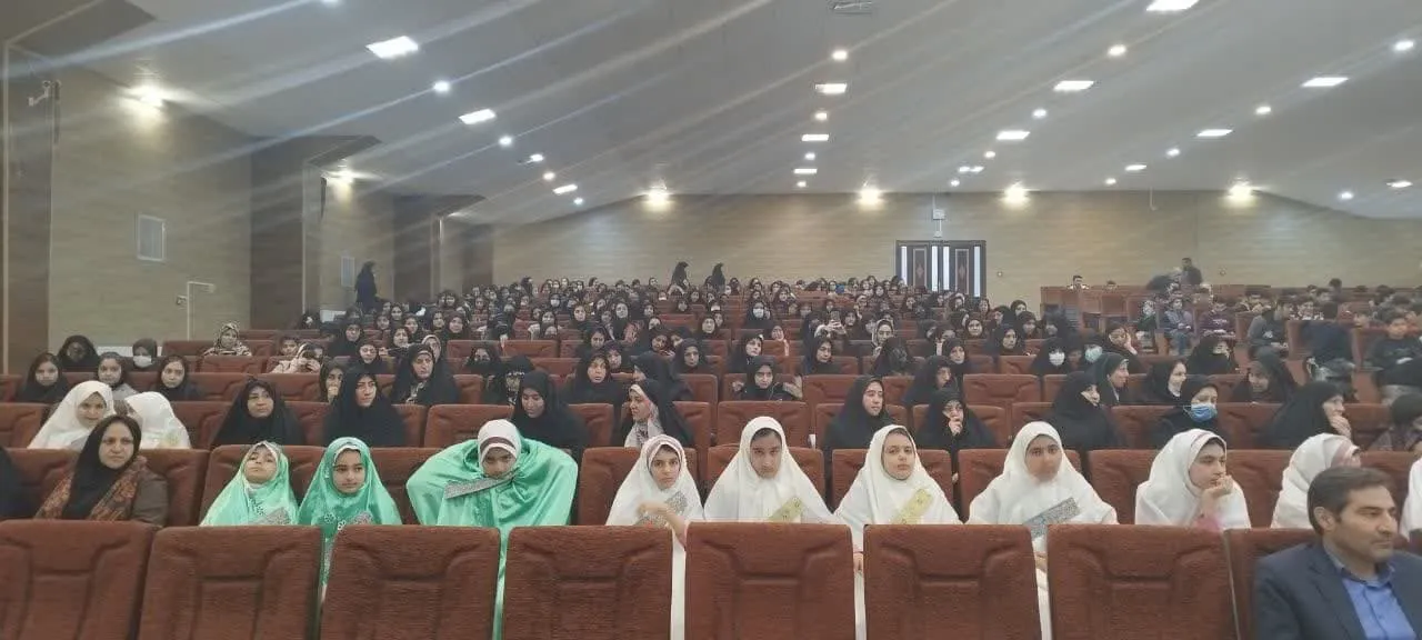 به گزارش روابط عمومی ستاد اقامه نماز استان کرمانشاه، ،پیش اجلاس شهرستانی نماز با حضور حجت الاسلام و المسلمین علی مولوی مدیر و خزایی کارشناس ستاد اقامه نماز استان، مسئولین آموزش و پرورش ، امام جمعه ، فرماندار ، مسئولین ادارات ، فرهنگیان و دانش آموزان برگزار شد. در این اجلاس مدیر ستاد اقامه نماز استان کرمانشاه ضمن اشاره به سخنان وزیر آموزش و پرورش و تاکید وی به اهمیت نماز گفت: باید تلاش شود نسبت به موضوع هدایت دانش آموزان و فرهنگیان همسایه مساجد جهت آشنایی هرچه بیشتر با فرهنگ نورانی اقامه نماز اهتمام ویژه صورت گرفته تا گامی موثر در جهت پیوند مسجد و مدرسه برداشته شود. مدیر ستاد اقامه نماز استان به 30 پیام متبرک مقام معظم رهبری به اجلاس های سراسری نماز اشاره و گفت: باید این مجموعه ارشمند را که بیش از 250 محور عملیاتی در آن قابل برداشت است را حفظ و به صورت ویژه به عملیاتی نمودن آنها در جامعه بپردازیم . وی گفت:مطالبات رهبر انقلاب در زمینه ترویج نمازوتوصیههای معنوی ایشان دربارهی نماز ، خوب خواندن مورد تاکید است و ایشان ظرف چند سال اخیر تمرکز و تاکید بیشتر پیامهای خود را به حوزه "نماز نسل نو" معطوف داشتهاند چرا که بزرگترین سرمایه یک کشور جوانان هستند . و در اجلاس اخیر (اجلاس سی ام در زنجان) نیز بر لزوم هموار کردن راه های آموختن و گزاردن نماز و کیفیت بخشیدن به نسل نو تاکید نمودند . علی مولوی با تاکید بر اهتمام به ترویج فرهنگ نماز خوانی در بین نسل نو گفت:باید در درجه اول آنها را با احکام نماز ، صحیح خوانی و آموزش عملی نماز آشنا و در تشویق و ترغیب جوانان و نوجوانان به اقامه نماز از لفظ دستوری اجتناب کرد و با صحبت کردن؛ مهربانی ، آنان را برای اقامه نماز مهیا نمود. وی افزود در وزارت علوم بخاط اهمیت نماز تشکیلاتی زیر نظر نماینده مقام معظم رهبری در دانشگاهها چندین ساله ایجاد شده بعنوان شورای عالی اقامه نماز دستگاهها که آنها در حال برنامه ریزی هستند که هر چه بیشتر اقشار مختلف به سمت مسجد هدایت شوند در پایان اجلاس از خادمین و فعالان امر نماز توسط حاضرین تجلیل بعمل آمد . -2