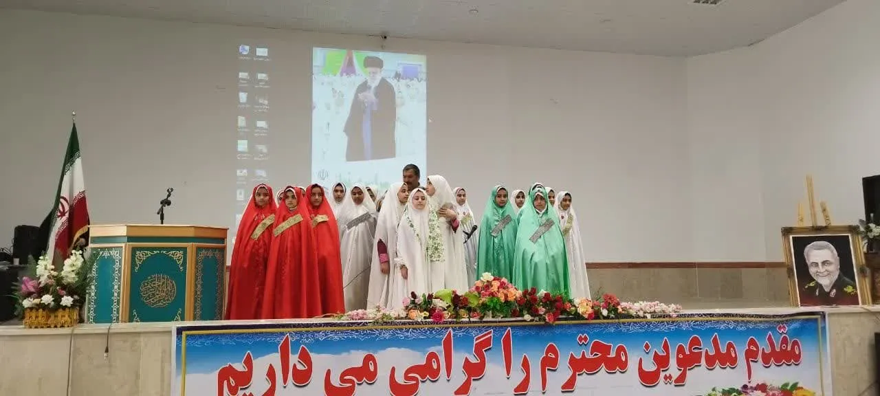 به گزارش روابط عمومی ستاد اقامه نماز استان کرمانشاه، ،پیش اجلاس شهرستانی نماز با حضور حجت الاسلام و المسلمین علی مولوی مدیر و خزایی کارشناس ستاد اقامه نماز استان، مسئولین آموزش و پرورش ، امام جمعه ، فرماندار ، مسئولین ادارات ، فرهنگیان و دانش آموزان برگزار شد. در این اجلاس مدیر ستاد اقامه نماز استان کرمانشاه ضمن اشاره به سخنان وزیر آموزش و پرورش و تاکید وی به اهمیت نماز گفت: باید تلاش شود نسبت به موضوع هدایت دانش آموزان و فرهنگیان همسایه مساجد جهت آشنایی هرچه بیشتر با فرهنگ نورانی اقامه نماز اهتمام ویژه صورت گرفته تا گامی موثر در جهت پیوند مسجد و مدرسه برداشته شود. مدیر ستاد اقامه نماز استان به 30 پیام متبرک مقام معظم رهبری به اجلاس های سراسری نماز اشاره و گفت: باید این مجموعه ارشمند را که بیش از 250 محور عملیاتی در آن قابل برداشت است را حفظ و به صورت ویژه به عملیاتی نمودن آنها در جامعه بپردازیم . وی گفت:مطالبات رهبر انقلاب در زمینه ترویج نمازوتوصیههای معنوی ایشان دربارهی نماز ، خوب خواندن مورد تاکید است و ایشان ظرف چند سال اخیر تمرکز و تاکید بیشتر پیامهای خود را به حوزه "نماز نسل نو" معطوف داشتهاند چرا که بزرگترین سرمایه یک کشور جوانان هستند . و در اجلاس اخیر (اجلاس سی ام در زنجان) نیز بر لزوم هموار کردن راه های آموختن و گزاردن نماز و کیفیت بخشیدن به نسل نو تاکید نمودند . علی مولوی با تاکید بر اهتمام به ترویج فرهنگ نماز خوانی در بین نسل نو گفت:باید در درجه اول آنها را با احکام نماز ، صحیح خوانی و آموزش عملی نماز آشنا و در تشویق و ترغیب جوانان و نوجوانان به اقامه نماز از لفظ دستوری اجتناب کرد و با صحبت کردن؛ مهربانی ، آنان را برای اقامه نماز مهیا نمود. وی افزود در وزارت علوم بخاط اهمیت نماز تشکیلاتی زیر نظر نماینده مقام معظم رهبری در دانشگاهها چندین ساله ایجاد شده بعنوان شورای عالی اقامه نماز دستگاهها که آنها در حال برنامه ریزی هستند که هر چه بیشتر اقشار مختلف به سمت مسجد هدایت شوند در پایان اجلاس از خادمین و فعالان امر نماز توسط حاضرین تجلیل بعمل آمد . -4